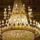 � illuminata da due imponenti lampadari con fili di perle di cristallo, la cui luce riflette sugli infinti fregi dorati delle pareti, dando all�intero ambiente un aspetto regale